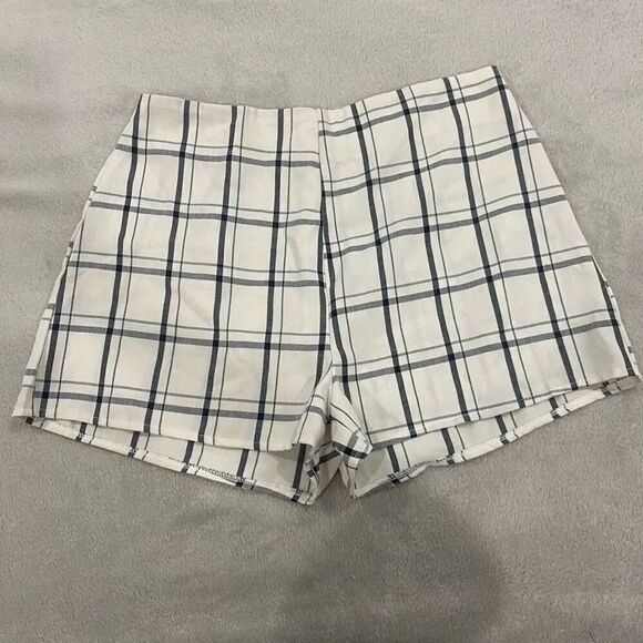 PrettyLittleThing White Grid Shorts Size 4 - Picture 1 of 6
